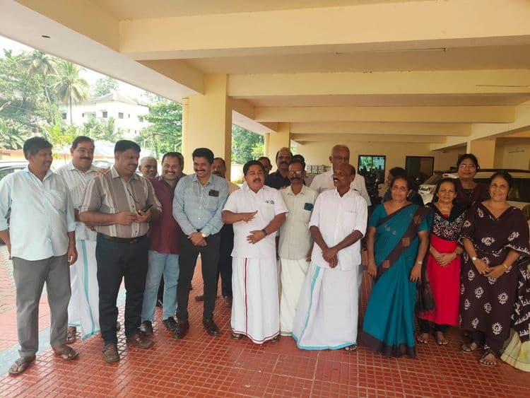 എൽഐസി മാനേജ്മെന്റുമായി ചർച്ച നടത്തുന്ന ദേശീയ നേതാക്കൾക്ക് അഭിവാദ്യം അർപ്പിച്ചു ഓൾ ഇന്ത്യ എൽഐസി ഏജന്റ്സ് ഫെഡറേഷൻ നേതൃത്വത്തിൽ ഏജന്റുമാർ തൊടുപുഴ എൽഐസി ബ്രാഞ്ചിന് മുന്നിൽ ഡെമോൺസ്ട്രേഷൻ നടത്തി
