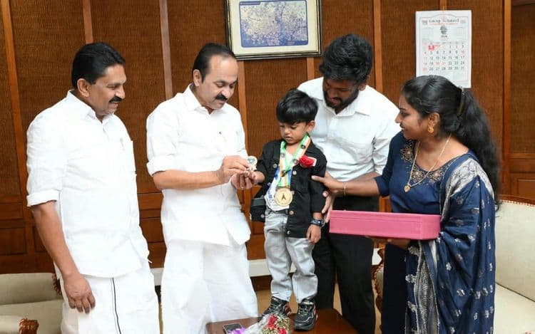 1500 കിലോമീറ്റര് താണ്ടി: കുഞ്ഞു ഷെര്വിൻ ഇനി ഇന്ത്യൻ ബുക്ക്സ് ഓഫ് റെക്കോഡ്സില് മാതാപിതാക്കള്ക്കൊപ്പം ശ്രീനഗറില് നിന്ന് ബൈക്കില് 1500 കിലോമീറ്റർ ദൂരം സഞ്ചരിച്ച പീരുമേട് സ്വദേശിയായ ബാലൻ ഇന്ത്യൻ ബുക്ക്സ് ഓഫ് റെക്കോഡ്സില് ഇടം പിടിച്ചു